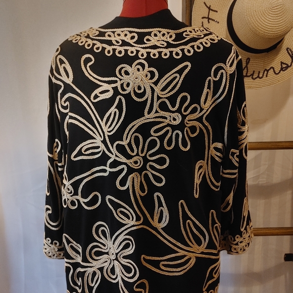 Carole Little Applique Top - Picture 6 of 7